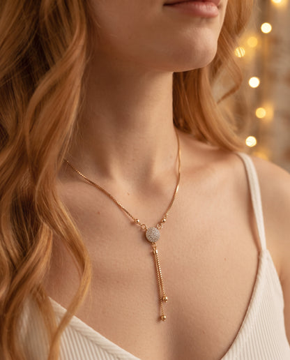 Collier Vintage en Or avec Pendentif – photo lifestyle 3