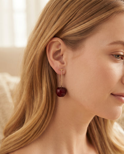 Boucles d’Oreilles Raffinées en Forme de Cerises Rouges – photo lifestyle 1