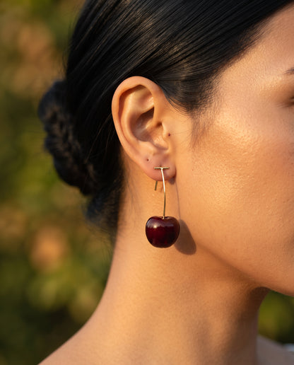 Boucles d’Oreilles Raffinées en Forme de Cerises Rouges – photo lifestyle 2