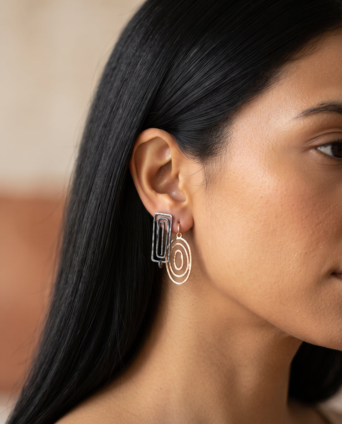 Boucles d’Oreilles Raffinées Vintage Spirales Or et Argent – photo lifestyle 1