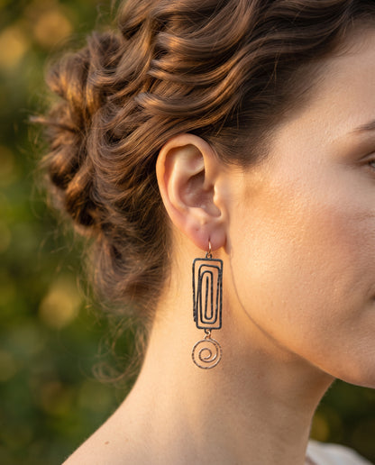 Boucles d’Oreilles Raffinées Vintage Spirales Or et Argent – photo lifestyle 2