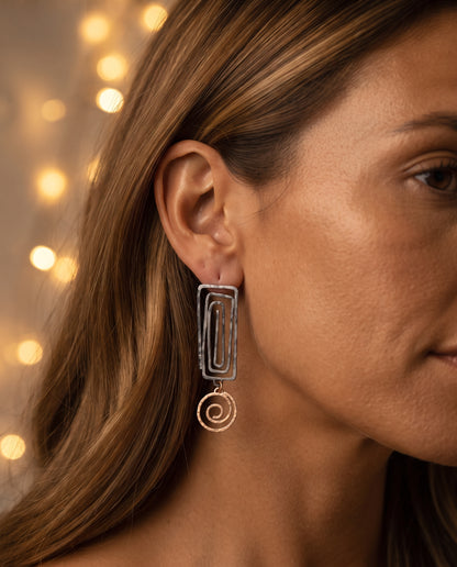 Boucles d’Oreilles Raffinées Vintage Spirales Or et Argent – photo lifestyle 3