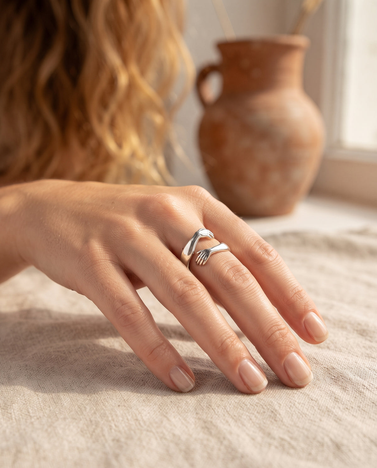 Bague Ajustable en Argent Style Câlin – photo lifestyle 1