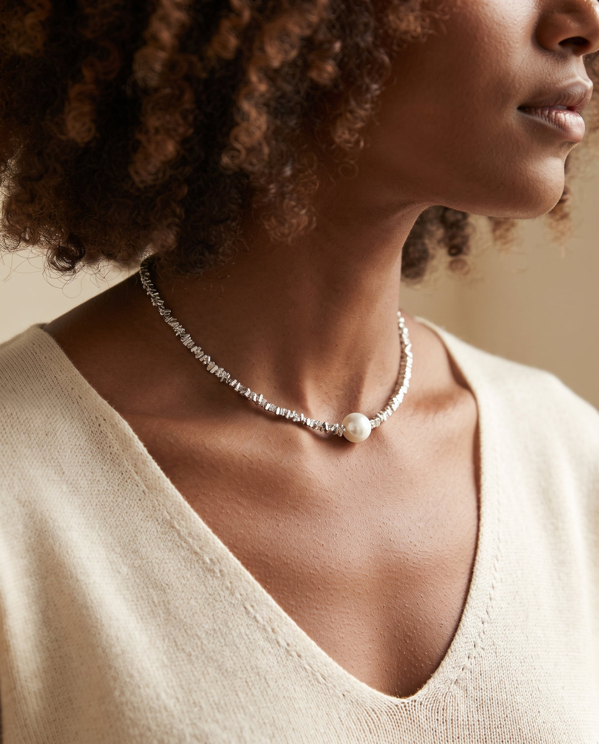 Collier Élégant en Perles – photo lifestyle 1