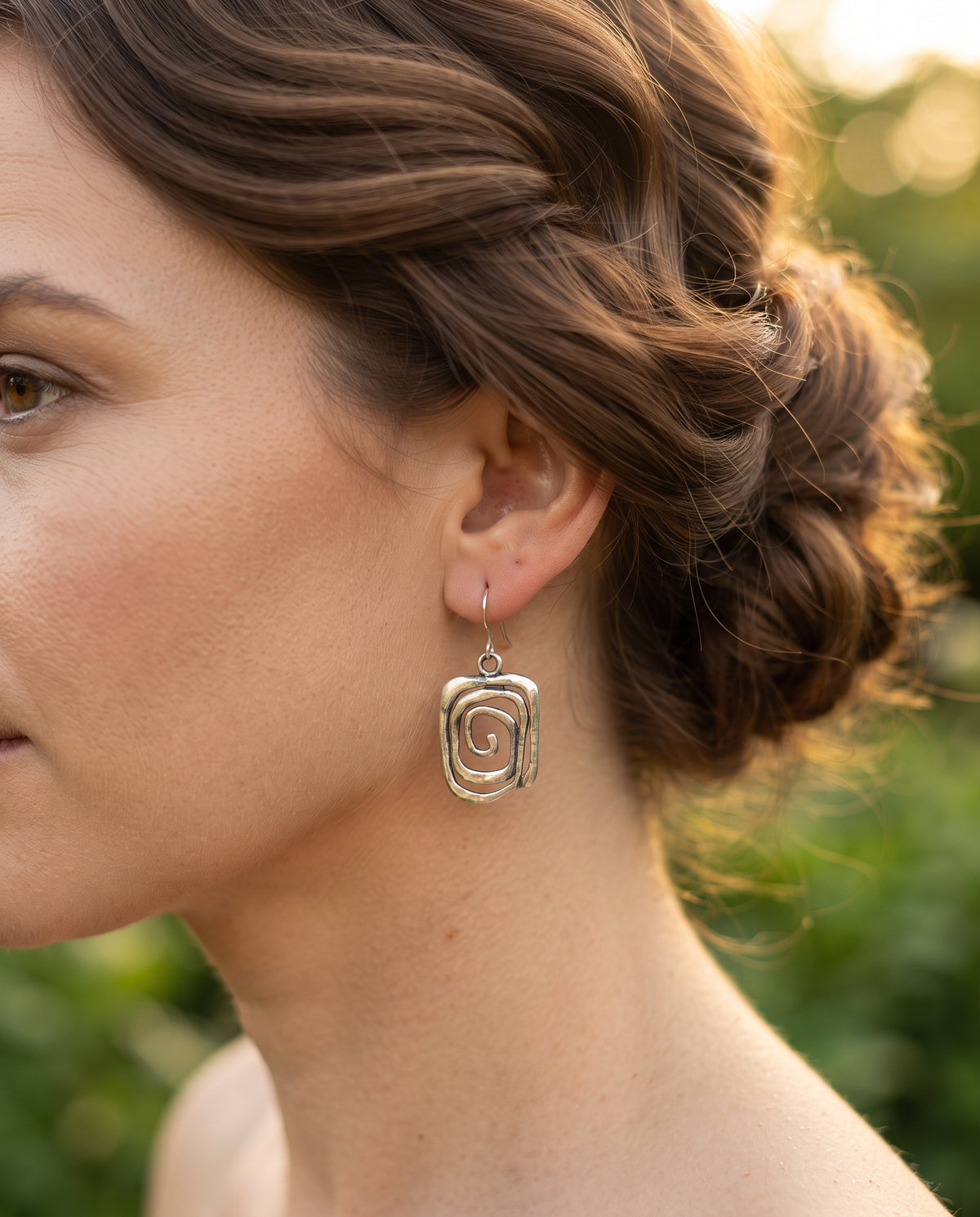 Boucles d’Oreilles Vintage en Argent au Design Spirale – photo lifestyle 2