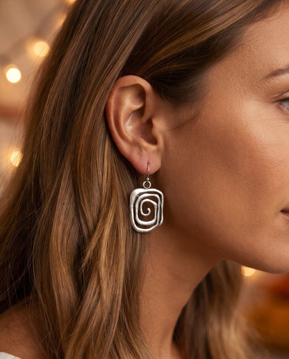 Boucles d’Oreilles Vintage en Argent au Design Spirale – photo lifestyle 3