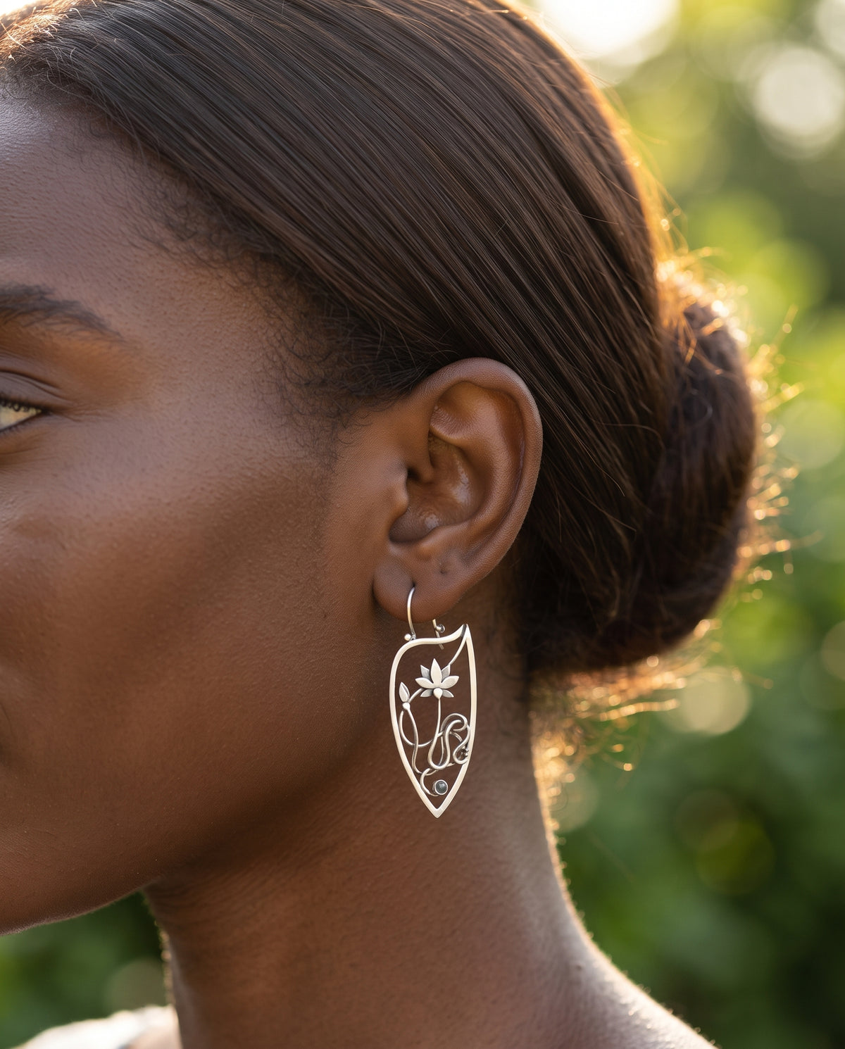 Boucles d’Oreilles Raffinées en Argent Sterling Motif Fleur de Lotus – photo lifestyle 2