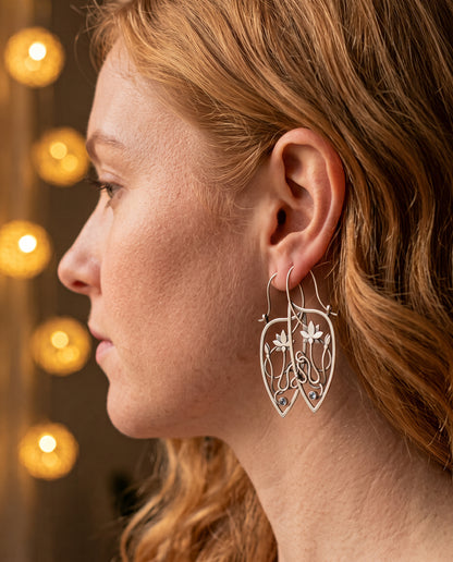 Boucles d’Oreilles Raffinées en Argent Sterling Motif Fleur de Lotus – photo lifestyle 3