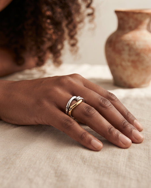 Bague Vintage Bicolore Or et Argent en Nœud – photo lifestyle 1