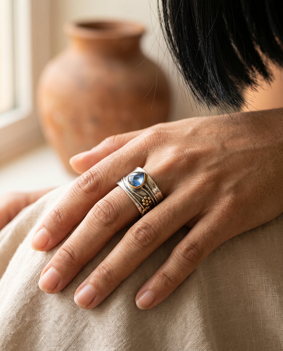 Bague Vintage en Argent Ornée d’un Cristal Bleu – photo lifestyle 1