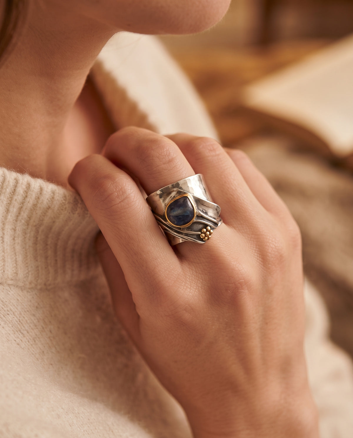 Bague Vintage en Argent Ornée d’un Cristal Bleu – photo lifestyle 1
