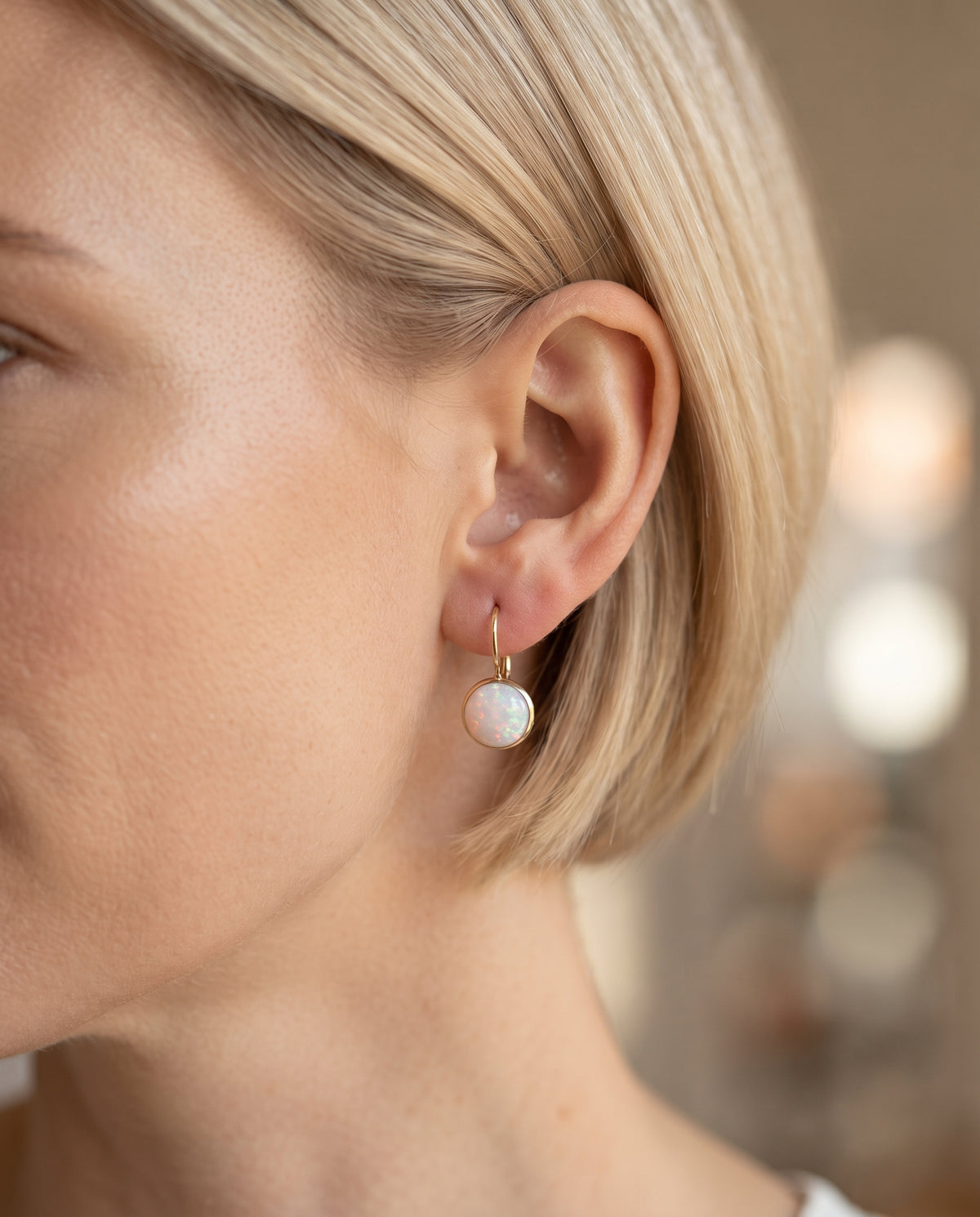 Boucles d’Oreilles Raffinées Vintage Serties d’Opales Blanches avec Finition Or – photo lifestyle 1