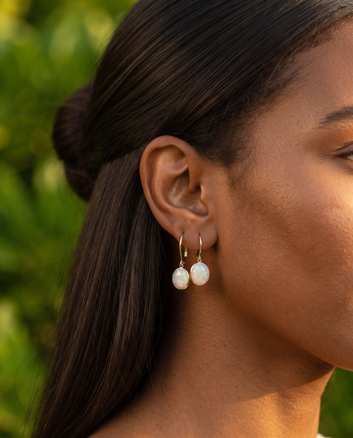 Boucles d’Oreilles Raffinées Vintage Serties d’Opales Blanches avec Finition Or – photo lifestyle 2