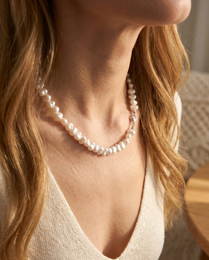 Collier Sophistiqué Orné de Perles – photo lifestyle 1
