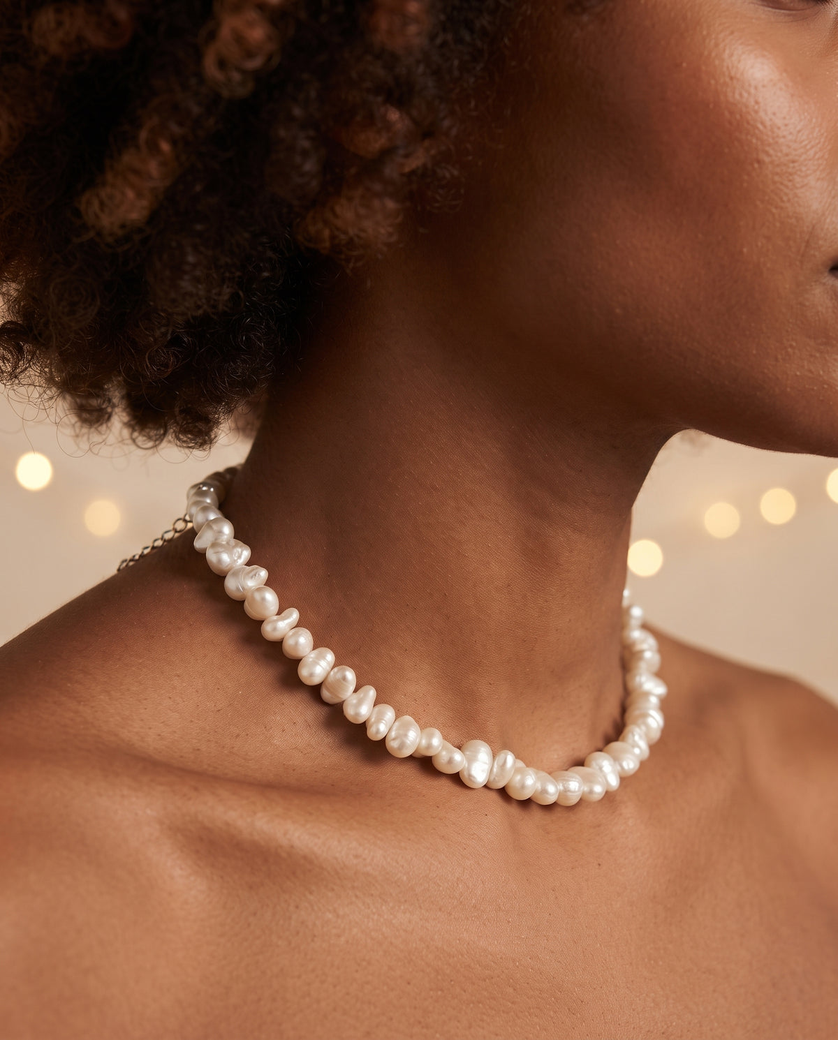 Collier Sophistiqué Orné de Perles – photo lifestyle 1