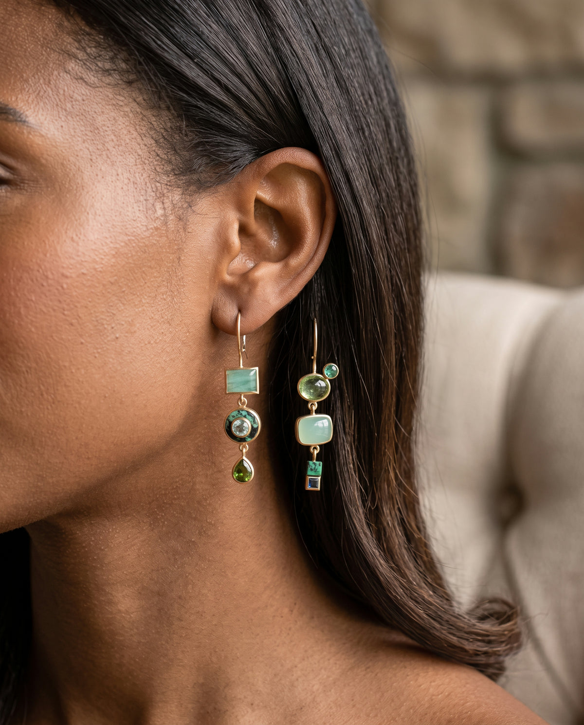 Boucles d’Oreilles Vintage Pendantes Ornées de Pierres Vertes – photo lifestyle 1