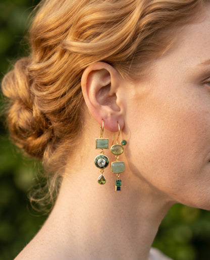 Boucles d’Oreilles Vintage Pendantes Ornées de Pierres Vertes – photo lifestyle 2