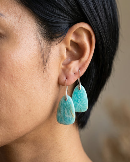 Boucles d’Oreilles Vintage Ornées de Pierre Turquoise – photo lifestyle 1