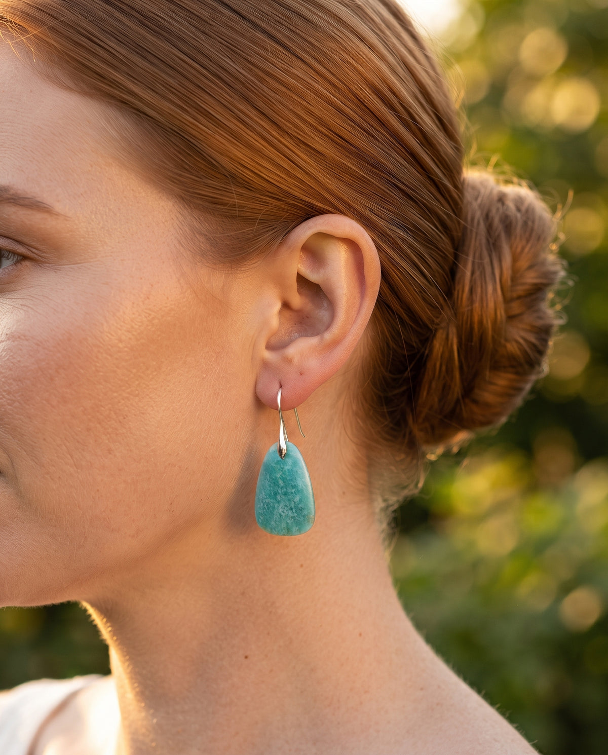 Boucles d’Oreilles Vintage Ornées de Pierre Turquoise – photo lifestyle 2