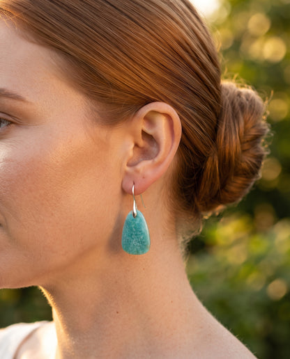 Boucles d’Oreilles Vintage Ornées de Pierre Turquoise – photo lifestyle 2
