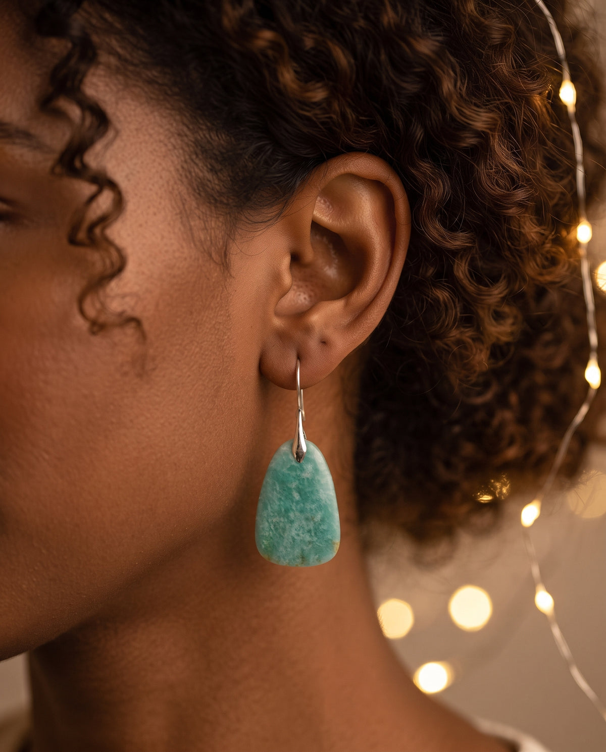 Boucles d’Oreilles Vintage Ornées de Pierre Turquoise – photo lifestyle 3