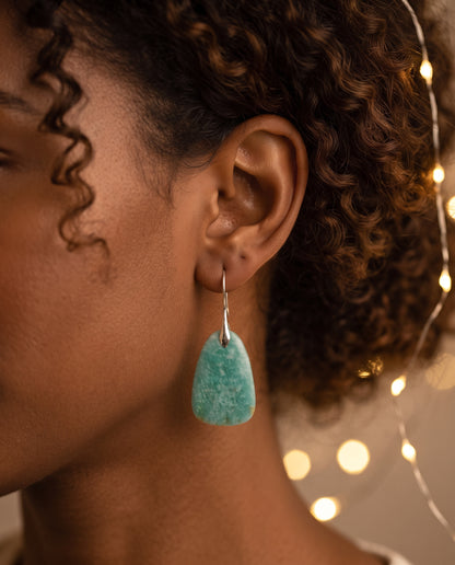Boucles d’Oreilles Vintage Ornées de Pierre Turquoise – photo lifestyle 3