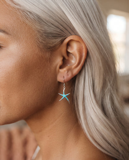 Boucles d’Oreilles Étoile de Mer en Argent Serties d’Opales – photo lifestyle 1