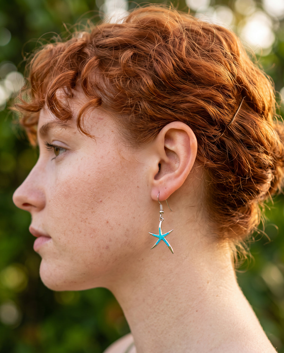 Boucles d’Oreilles Étoile de Mer en Argent Serties d’Opales – photo lifestyle 2