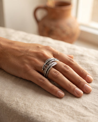 Bague Vintage en Argent Motif Plume – photo lifestyle 1