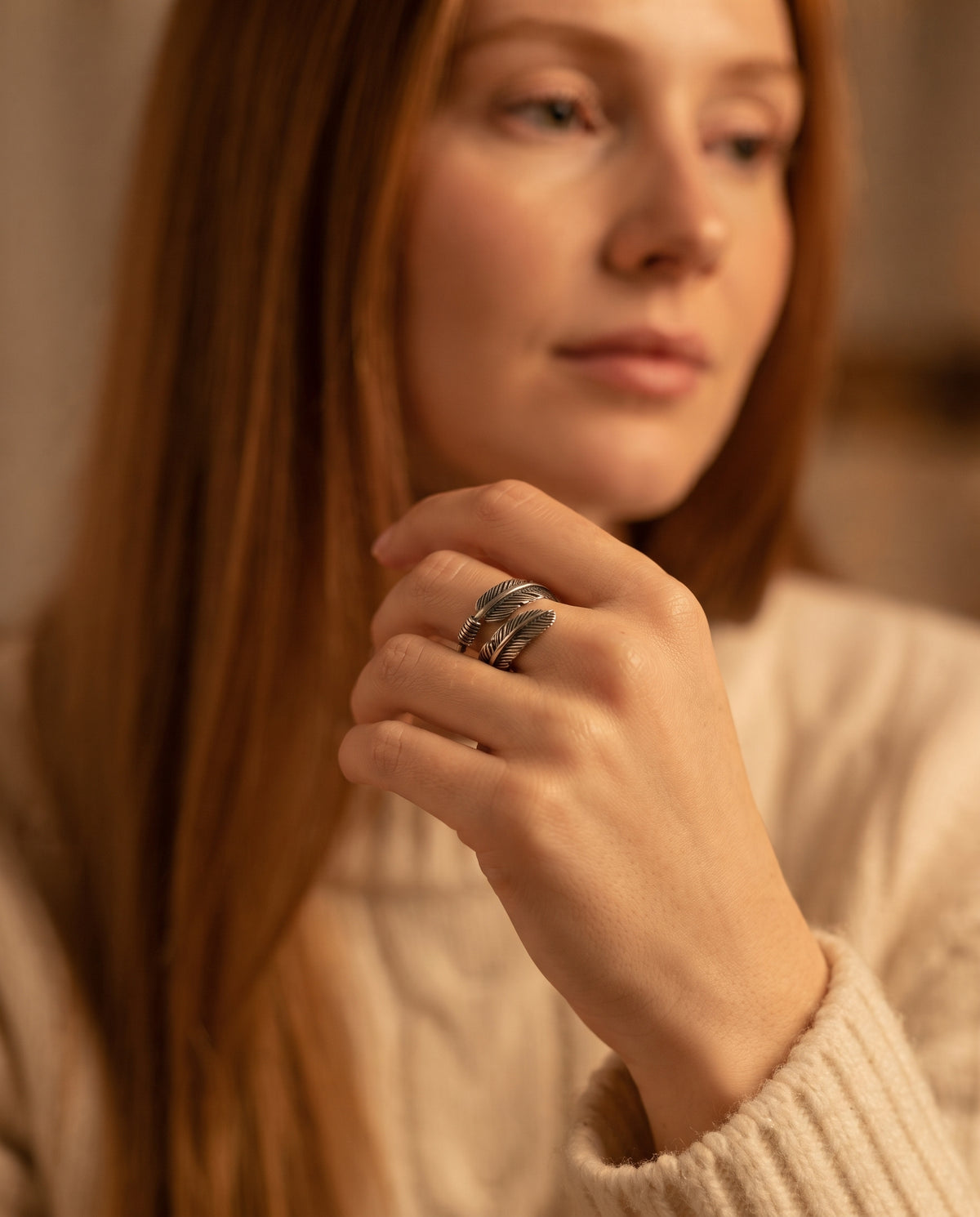 Bague Vintage en Argent Motif Plume – photo lifestyle 2