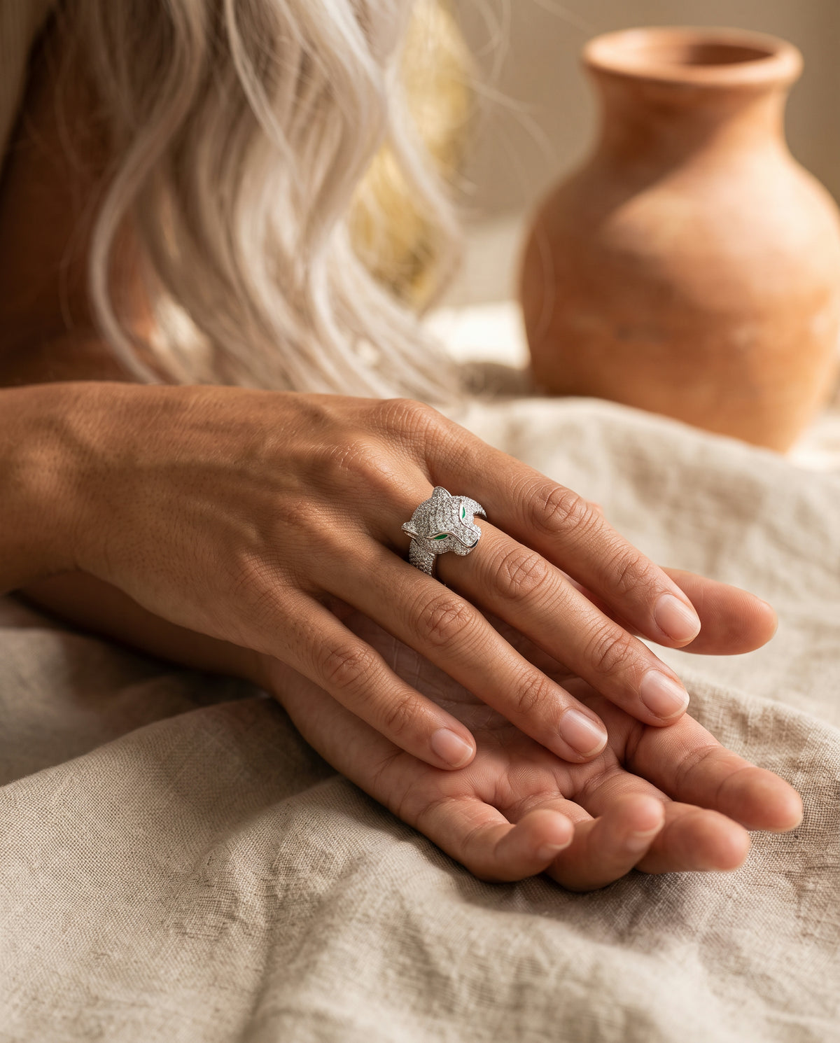 Bague Jaguar Ajustable en Argent et Or Rose 18K aux Yeux de Zircons Verts – photo lifestyle 1