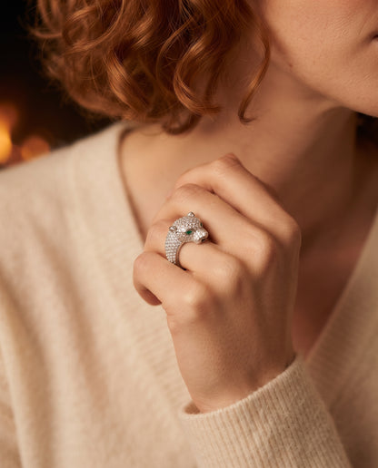 Bague Jaguar Ajustable en Argent et Or Rose 18K aux Yeux de Zircons Verts – photo lifestyle 2