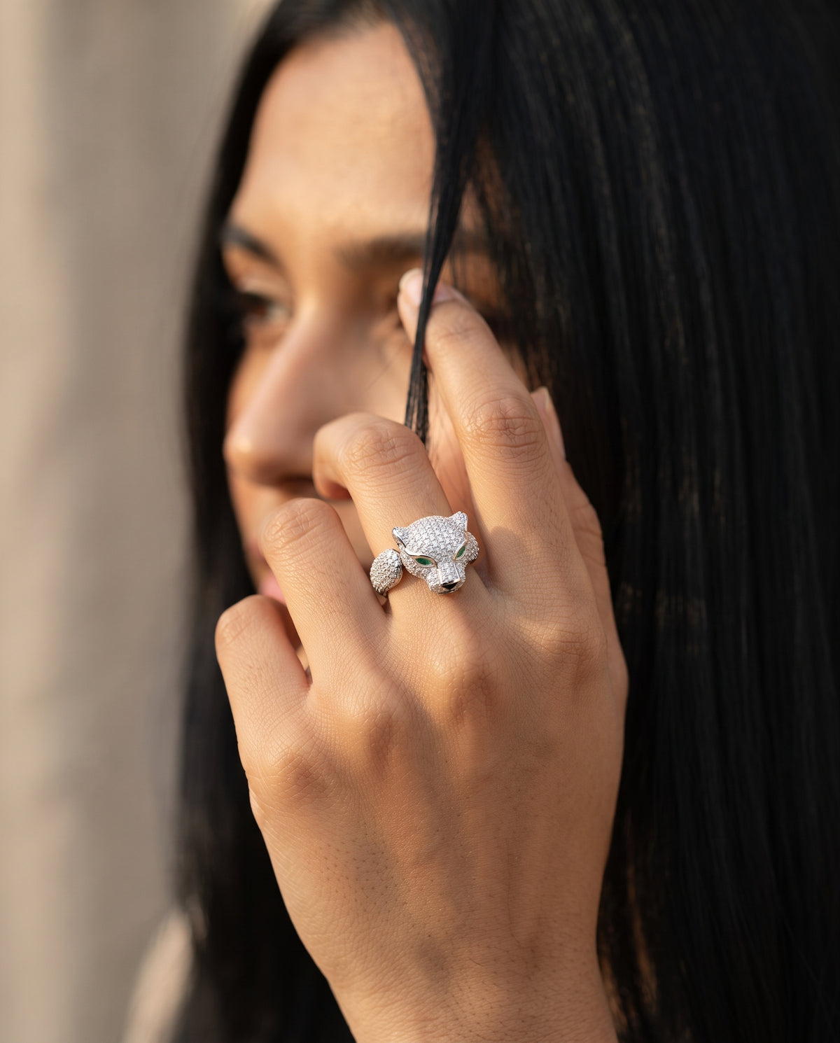 Bague Jaguar Ajustable en Argent et Or Rose 18K aux Yeux de Zircons Verts – photo lifestyle 3