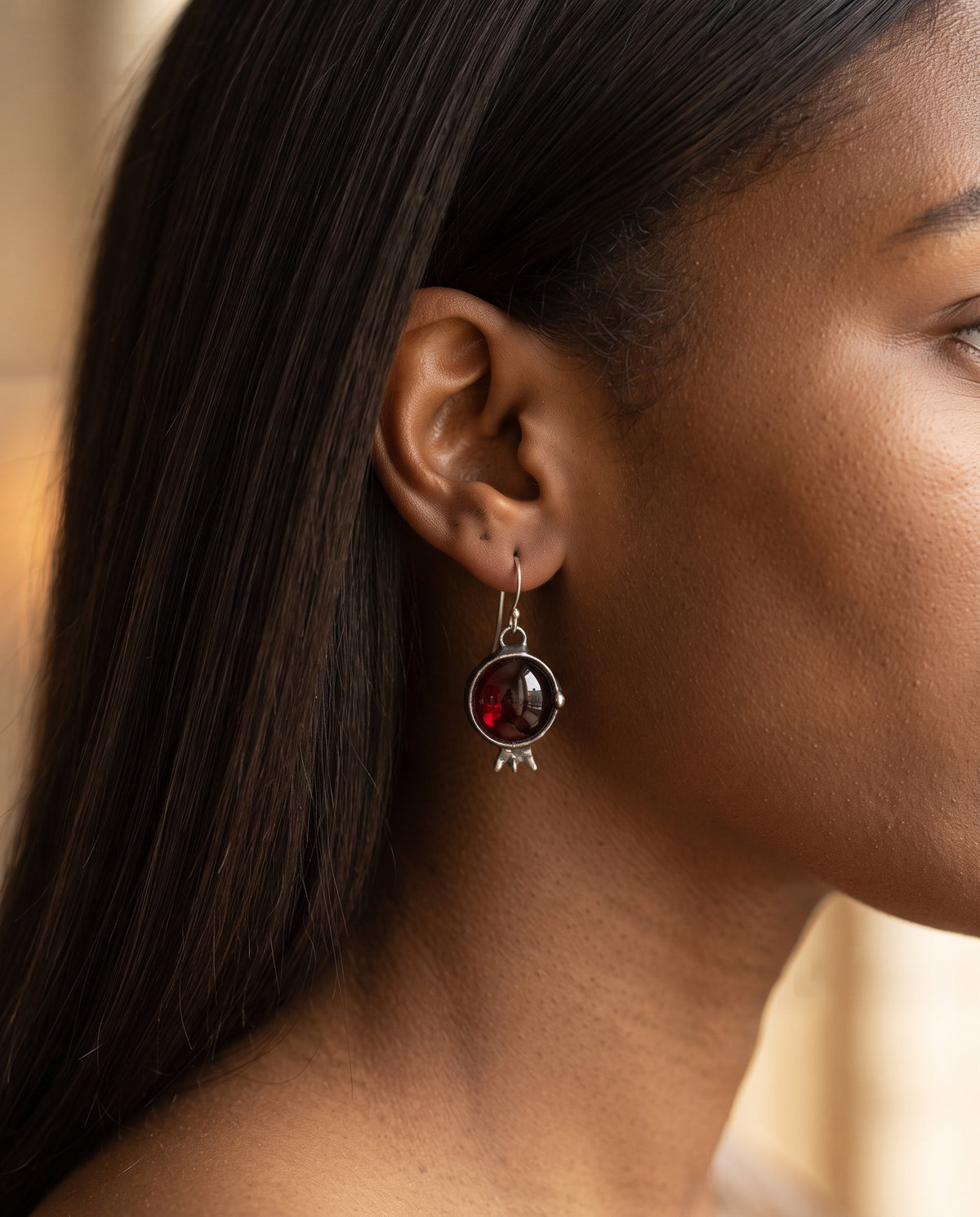Boucles d’Oreilles Vintage Serties d’un Cristal Rouge – photo lifestyle 1