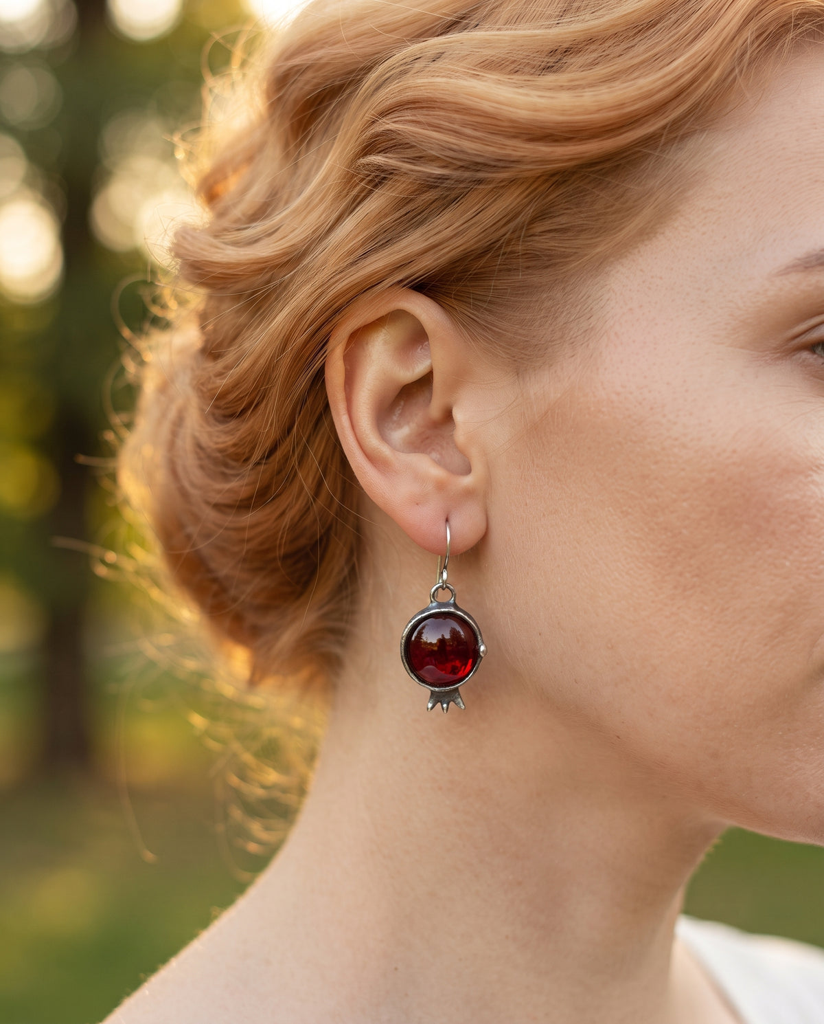 Boucles d’Oreilles Vintage Serties d’un Cristal Rouge – photo lifestyle 2
