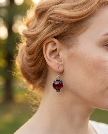 Boucles d’Oreilles Vintage Serties d’un Cristal Rouge – photo lifestyle 2