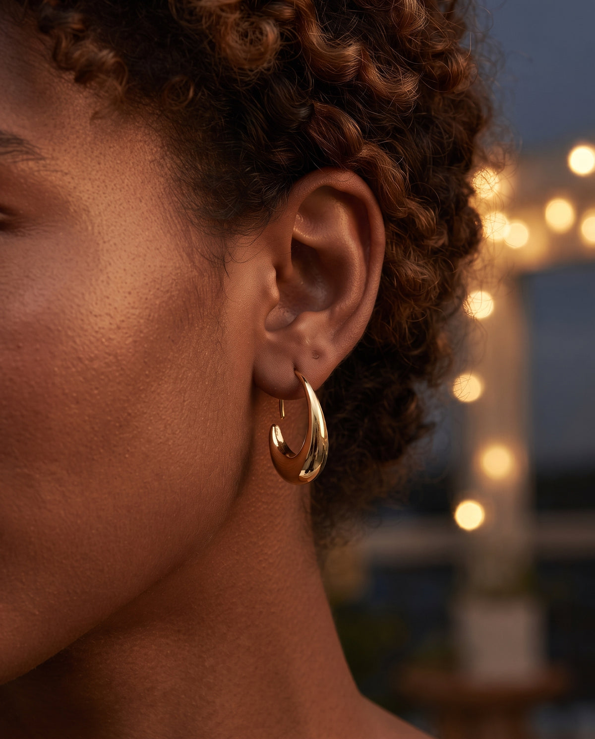 Boucles d’Oreilles Raffinées en Or – photo lifestyle 3