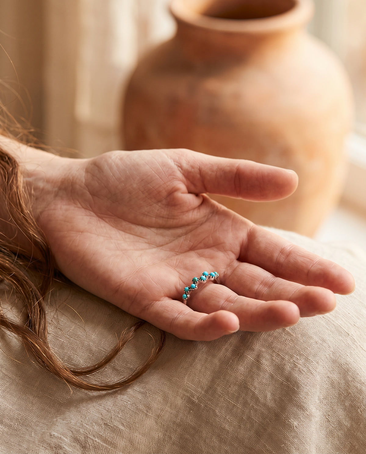 Bague Vintage Ornée de Turquoise – photo lifestyle 1