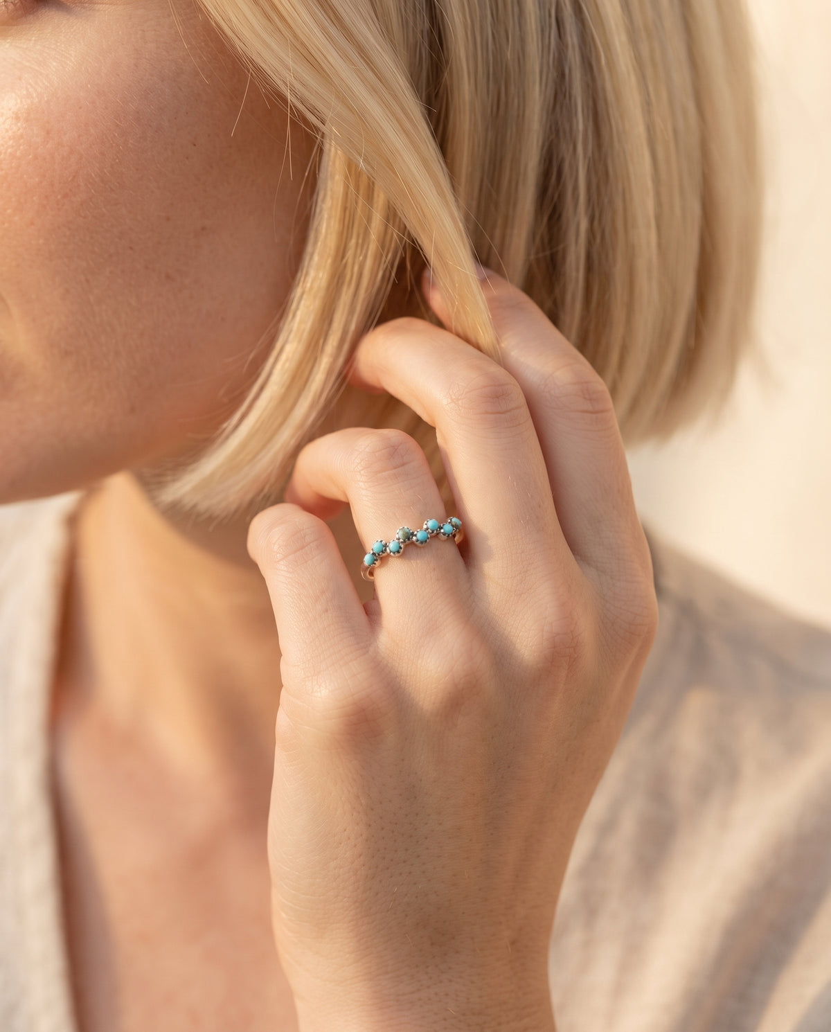 Bague Vintage Ornée de Turquoise – photo lifestyle 3