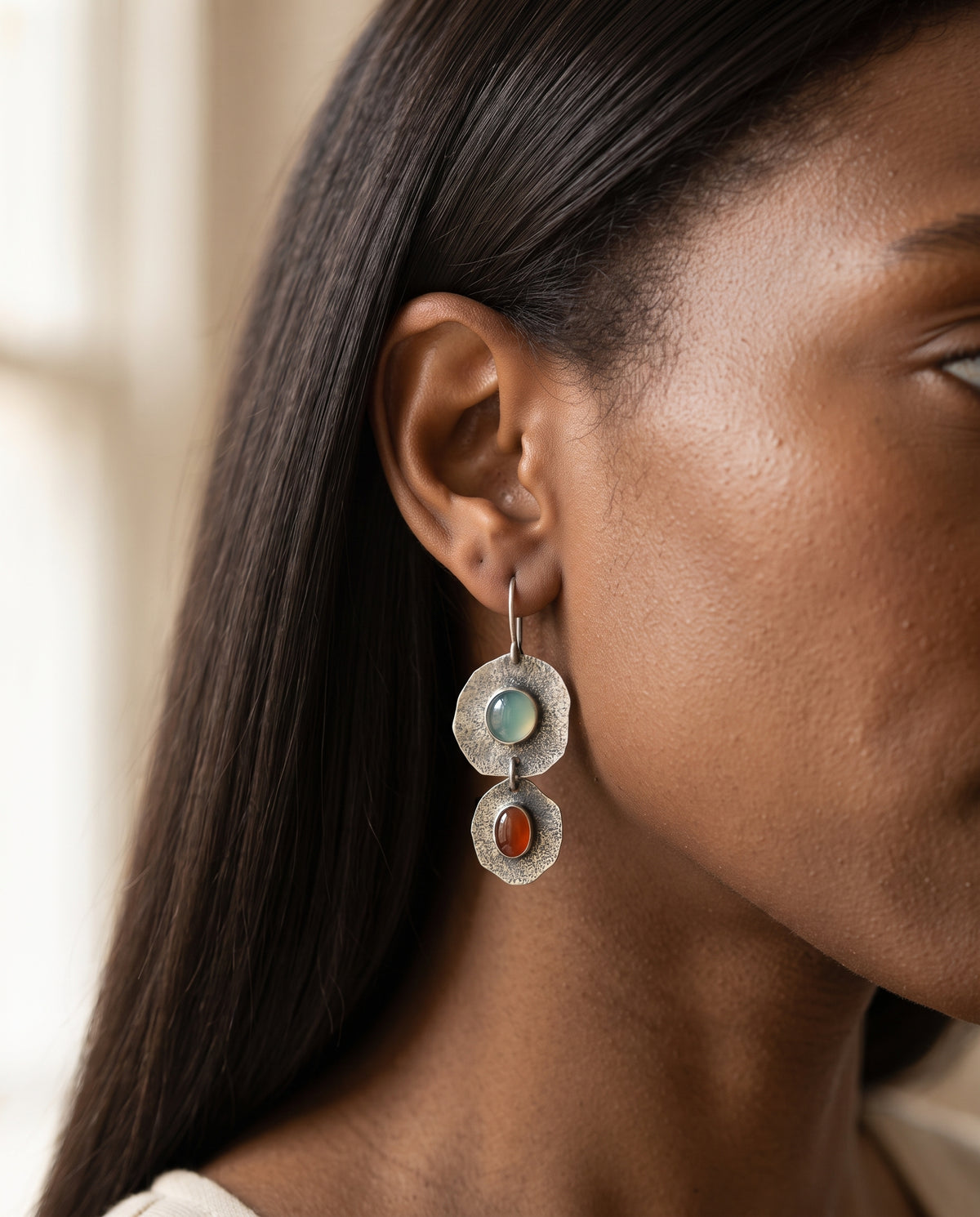 Boucles d’Oreilles Vintage Argent au Design Naturel – photo lifestyle 1