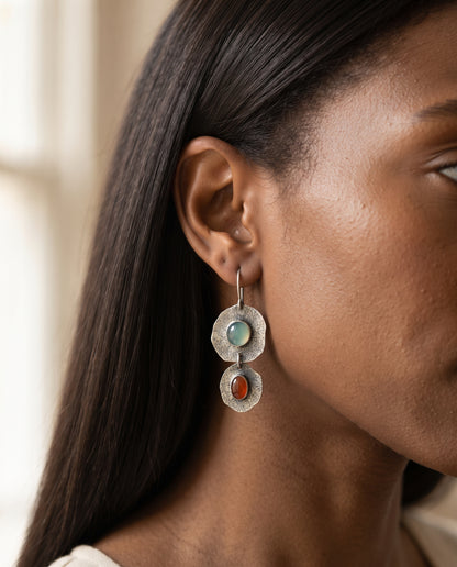 Boucles d’Oreilles Vintage Argent au Design Naturel – photo lifestyle 1