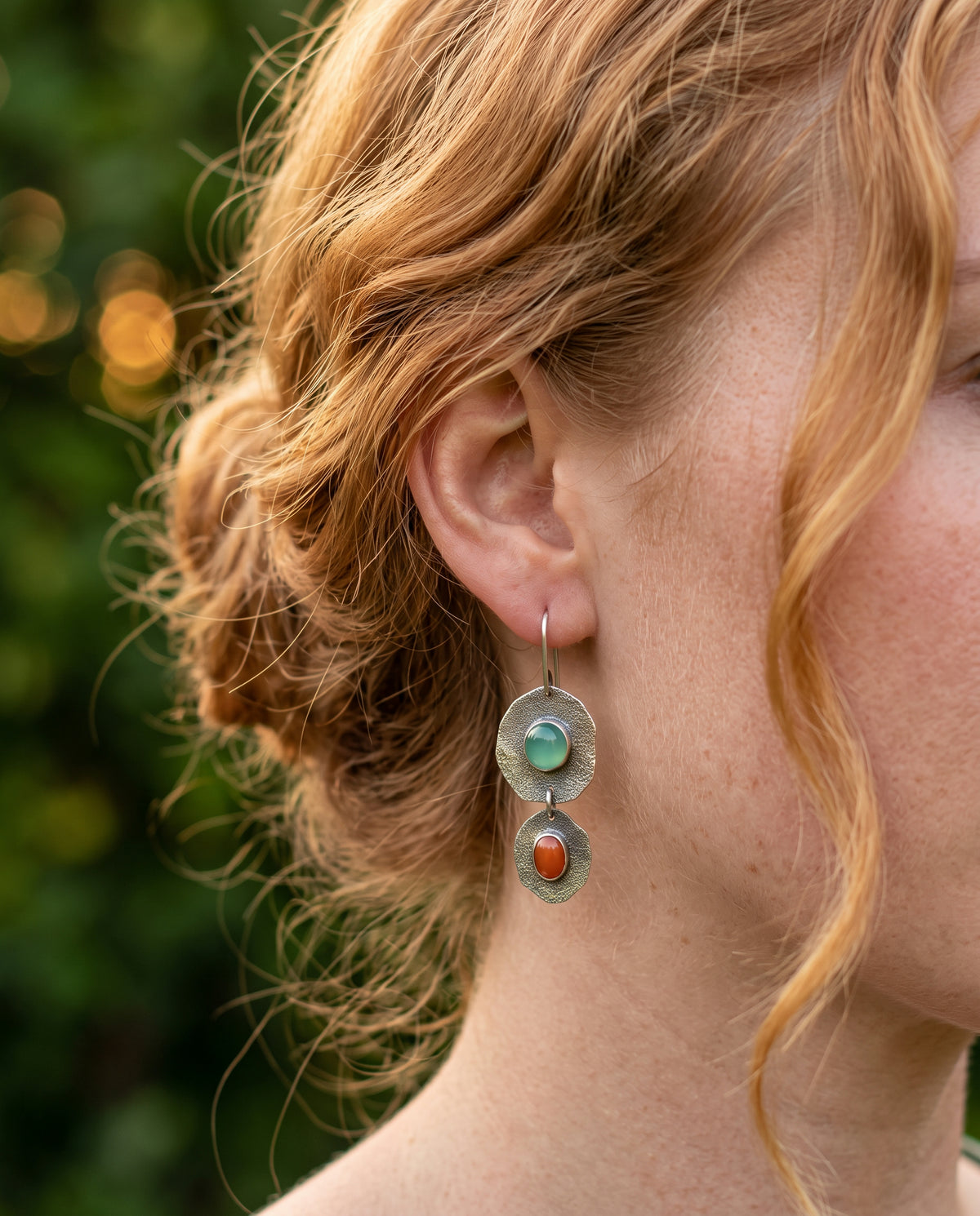 Boucles d’Oreilles Vintage Argent au Design Naturel – photo lifestyle 2