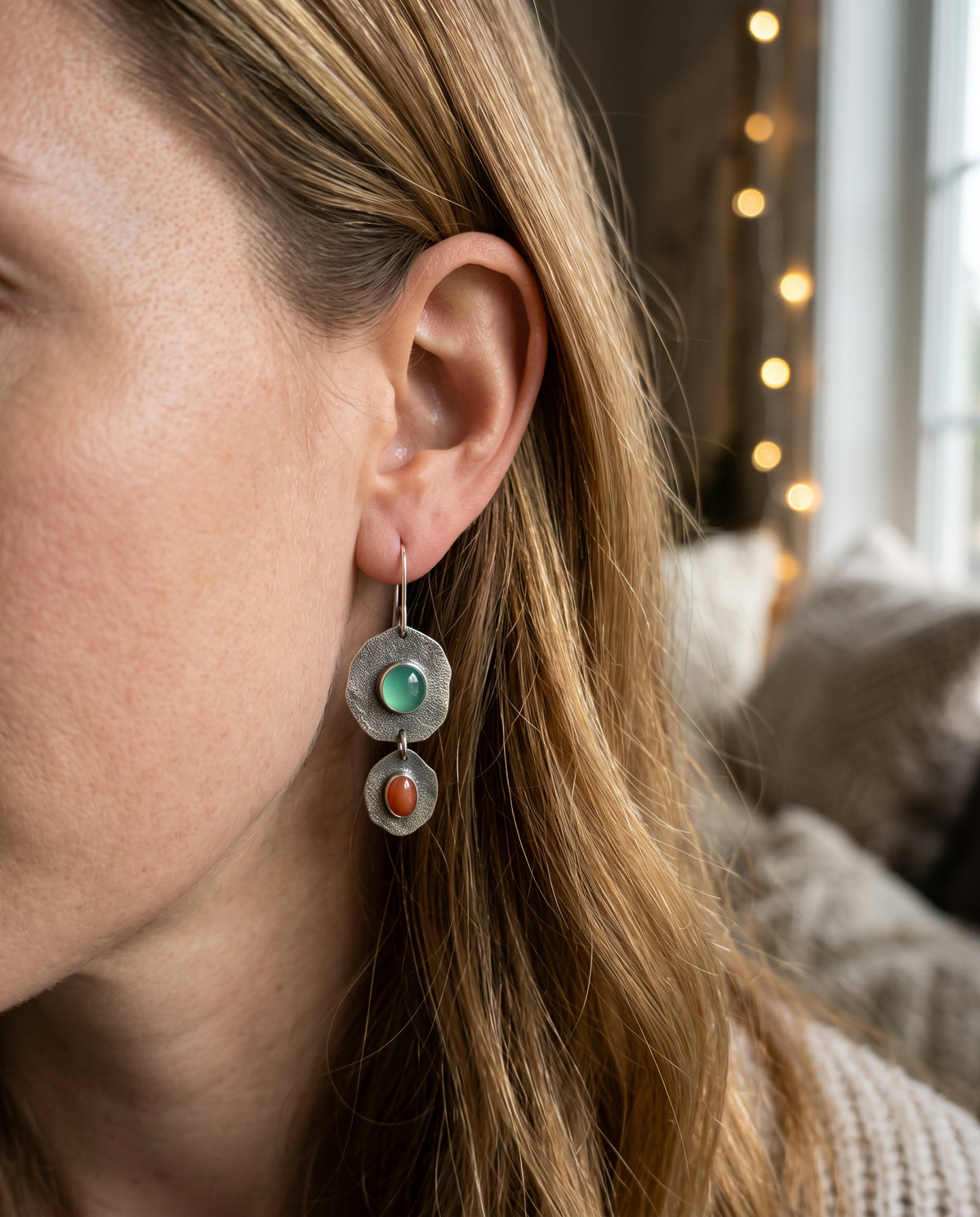 Boucles d’Oreilles Vintage Argent au Design Naturel – photo lifestyle 3