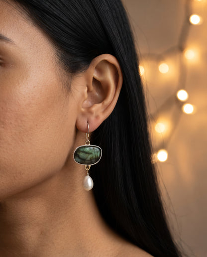 Boucles d’Oreilles Vintage en Argent Ornées de Pierres Naturelles – photo lifestyle 3