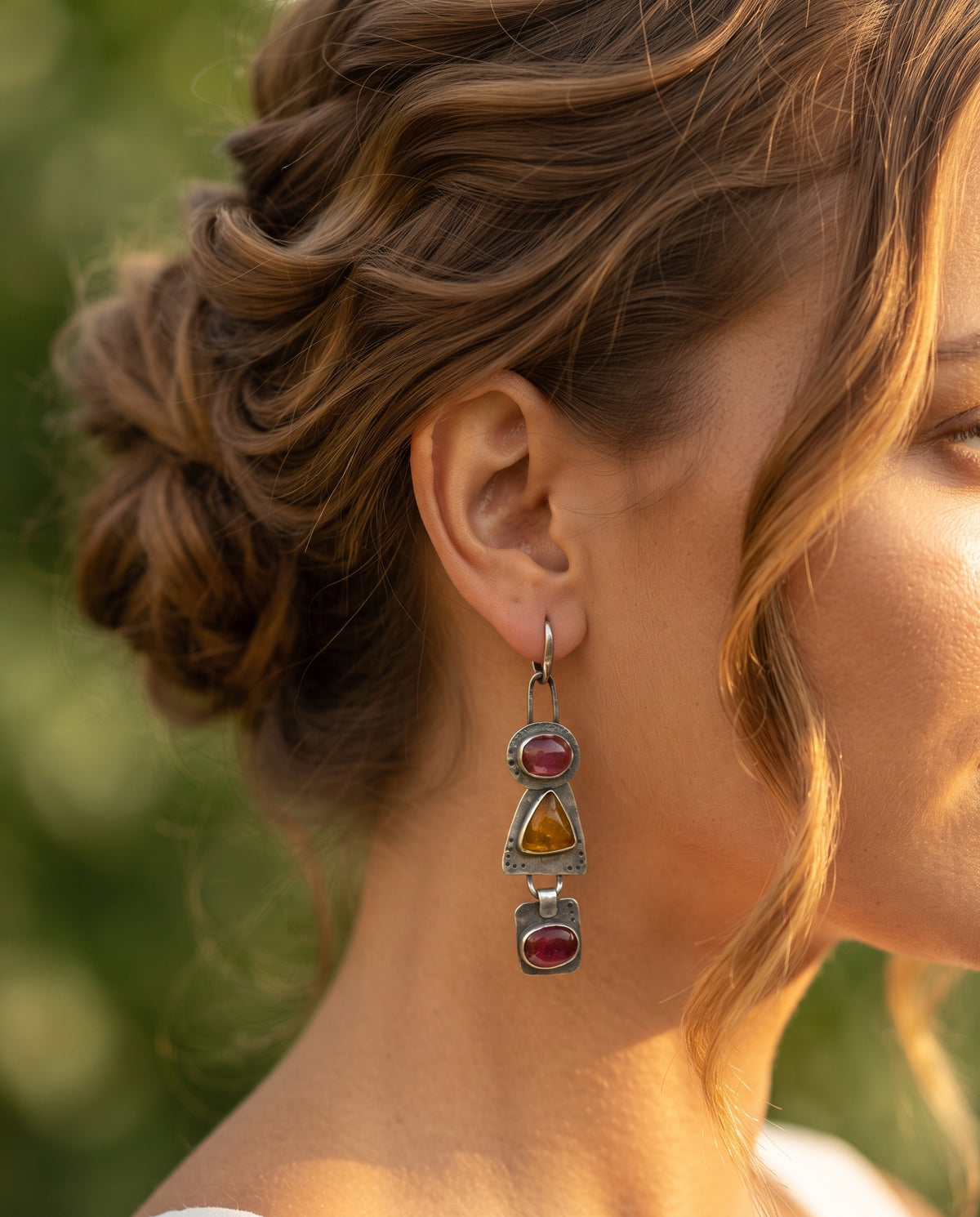 Boucles d’Oreilles Géométriques Triangulaires Style Vintage – photo lifestyle 2