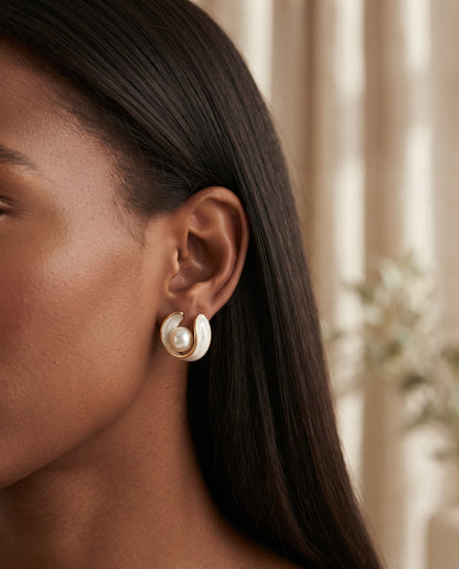 Boucles d’Oreilles en Or Serties d’Opale Blanche et de Perle – photo lifestyle 1