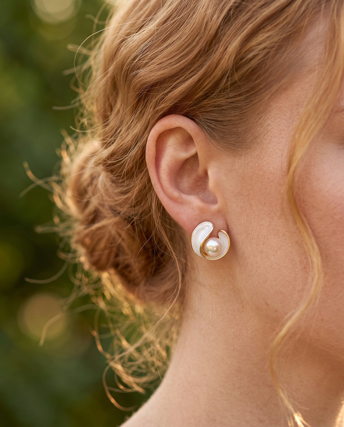 Boucles d’Oreilles en Or Serties d’Opale Blanche et de Perle – photo lifestyle 2