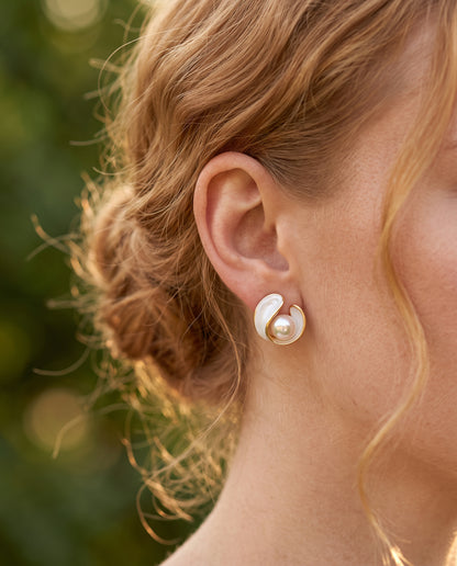 Boucles d’Oreilles en Or Serties d’Opale Blanche et de Perle – photo lifestyle 2