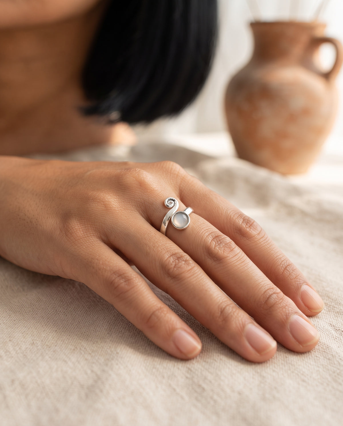 Bague Vintage Spirale Ornée d’une Pierre de Lune – photo lifestyle 1