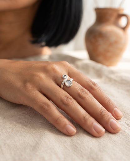 Bague Vintage Spirale Ornée d’une Pierre de Lune – photo lifestyle 1